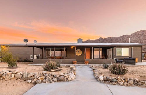 Twentynine Palms House | By Park Entrance, Hot Tub, Stars, Private ܍ WKNDR