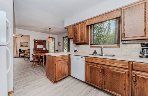 Wiarton Cottage | By the Bay: Cozy Waterfront Retreat