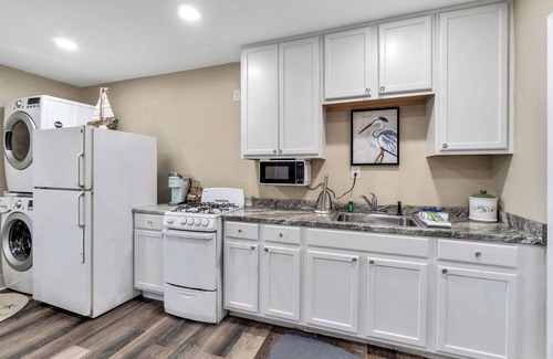 East Pensacola Heights Apartment | By the Bayou, New ADU iwith pool!
