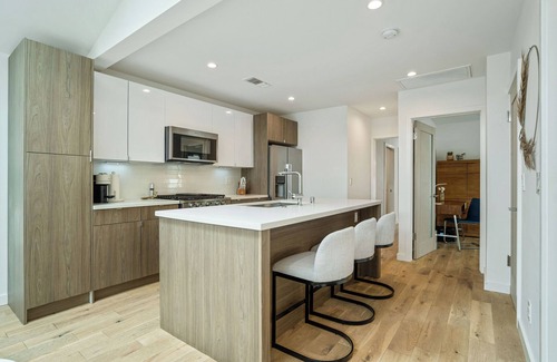 Culver City House | By the Beach! 2-bedroom house in Culver City w/Fast WiFi, 10 mins to the Beach!