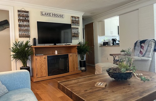 Conneaut Lakeshore Cottage | By the Lake Cottage