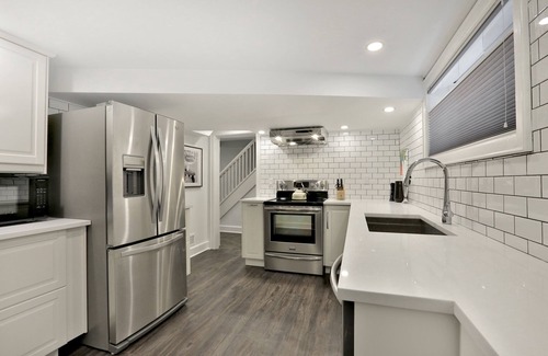 Burlington Apartment | By The Lake - Couple Getaway - Business Travel - Luxury - Great Location