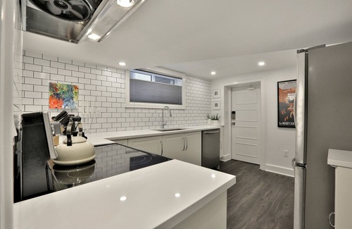 Burlington Apartment | By The Lake - Couple Getaway - Business Travel - Luxury - Great Location