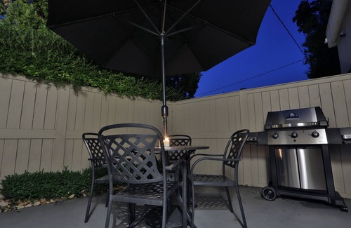 Burlington Apartment | By The Lake - Couple Getaway - Business Travel - Luxury - Great Location