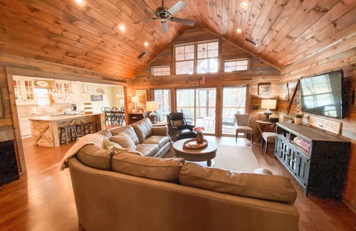 Hartwell House | By the Lake Lodge. 4 Bedroom/4 Bath.Enjoy fun on the lake.