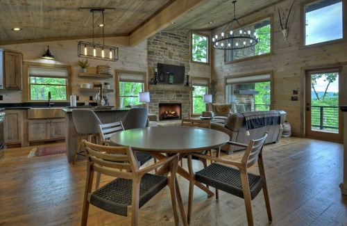 Mineral Bluff Cabin | By The Peaks | Free Night Offer!