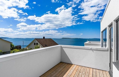 Strand House | By the sea –firepit, 750 Mbps Wi-Fi, Trampoline & SUP