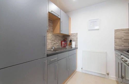 Paisley Condo | ByEvo 6 Brabloch - Modern Apartment close to Paisley and GLA