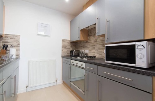 Paisley Condo | ByEvo 6 Brabloch - Modern Apartment close to Paisley and GLA
