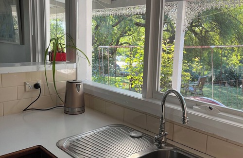 Swan Reach House | Bylands Cottage. Historic home with Tambo River views