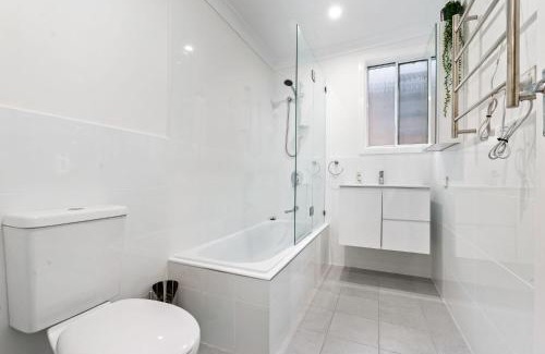Orange East House | Byng Cottage - Close to town - Neat & Tidy