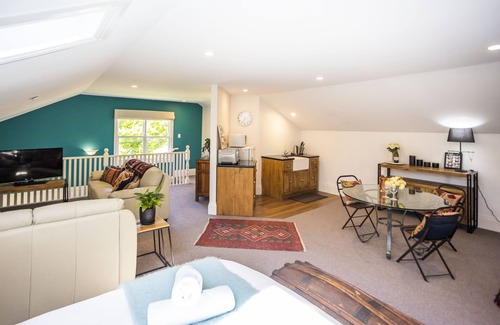 Calare Apartment | Byng Street Garden Loft- Boutique Loft Accommodation in Central Orange, NSW.