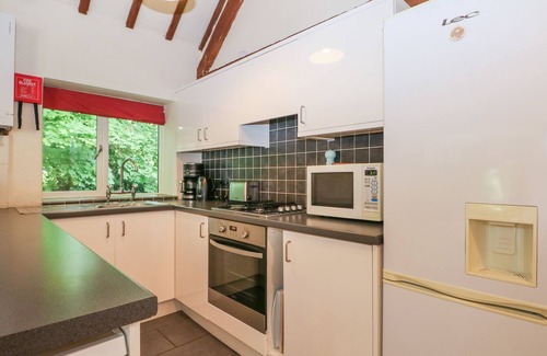 Pulborough House | BYRE COTTAGE 4, family friendly, with pool in Storrington