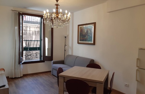 Cannaregio Apartment | Cà Valeria - A CLASSIC SUNNY 1ST FLOOR VENETIAN HOUSE IT027042C2LNNVIZAW