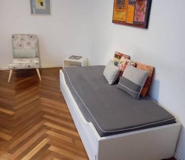 Cordon Apartment | Cálido apartamento a 8 cuadras del mar y a 3 de 18 Julio Estarán acompañados por una gatita que vive alli