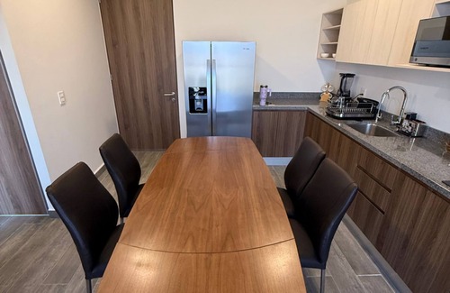 Zapopan Apartment | Cómodo depa en Zapopan con alberca, cama queen y cocina equipada