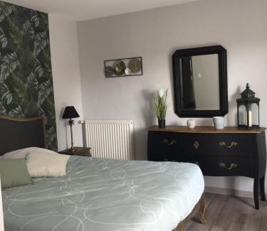 Quettehou Bed & Breakfast | Côté jardin des Charmilles