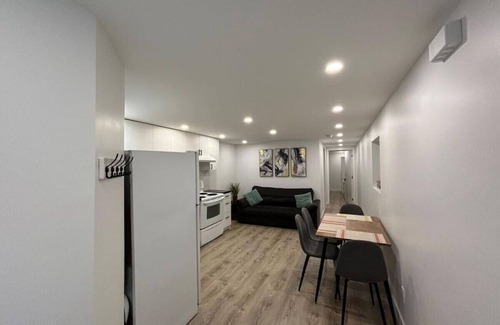 Cote-Des-Neiges—Notre-Dame-De-Grace Apartment | Côte-des-Neiges Cozy 1-Bedroom Ground-Floor Apartment | Quiet & Convenient Stay