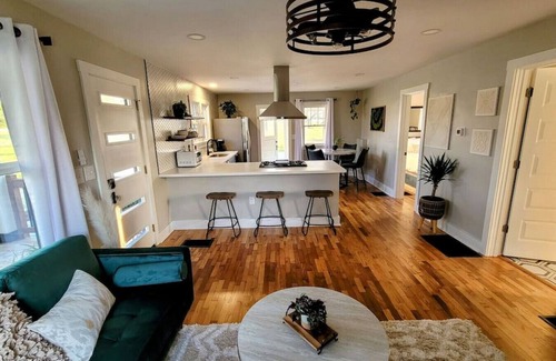 Lawrence House | [C] 1096 E 1296 Rd, Lawrence, 66047 · [C] 2-Min from Lawrence City Style & CountryPeace