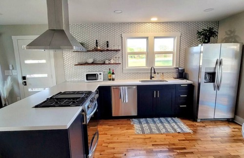 Lawrence House | [C] 1096 E 1296 Rd, Lawrence, 66047 · [C] 2-Min from Lawrence City Style & CountryPeace