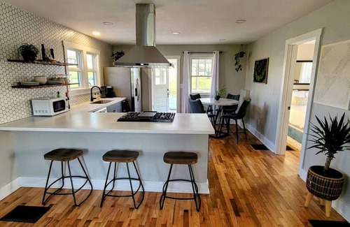 Lawrence House | [C] 1096 E 1296 Rd, Lawrence, 66047 · [C] 2-Min from Lawrence City Style & CountryPeace