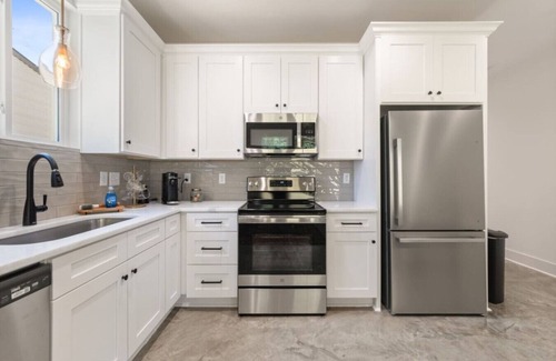 Lafayette House | C'est Bon House KING Bds Luxury Amenities Book Now