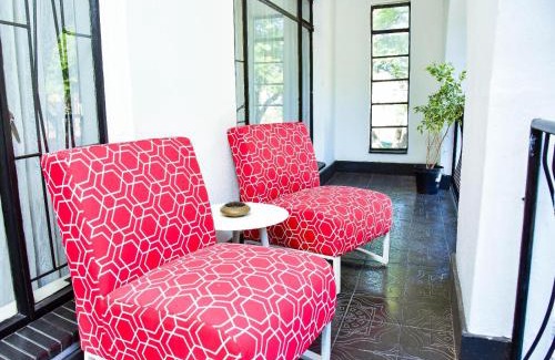 Emalahleni Hotel | C'est La Vie Boutique Hotel