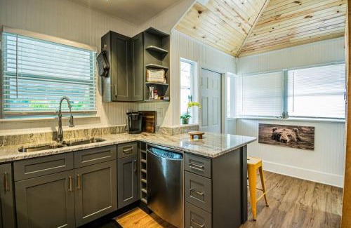 Greater Woodlawn House | C'est La Vie - make memories at our cozy bungalow