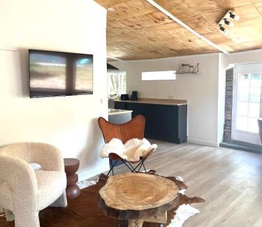 Mees House | C'est une maison bleue adossée à la forêt - avec longue durée possible