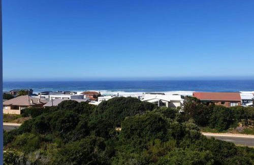 Glentana Apartment | C the Sea 3bedroom house with 2 queen and 2 single beds max 6sleep 2bathroom walk distance to beach in Glentana Outeniqua Strand with free Wi-Fi and sea view