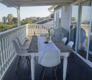 Glentana Apartment | C the Sea 3bedroom house with 2 queen and 2 single beds max 6sleep 2bathroom walk distance to beach in Glentana Outeniqua Strand with free Wi-Fi and sea view