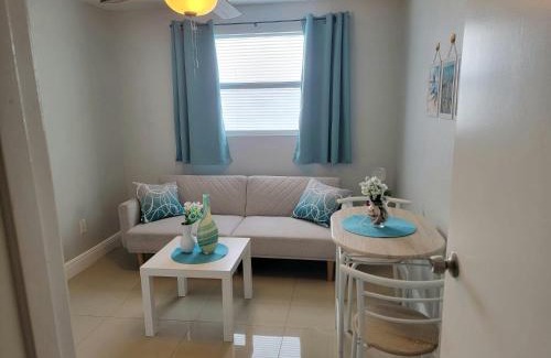 Bearss Plaza House | C & Y Guesthouse