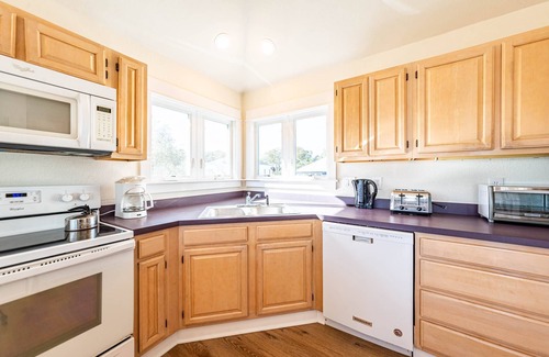 Ocean Hill House | C0443 Dolphin's Song. Pets Allowed, Community Amenities: 2 Pools/Tennis!