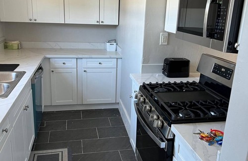 Southwest Berkeley Apartment | C4: Spacious 1-bedroom in prime location close to UC Berkeley