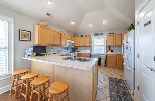 Whalehead Beach House | C7000 Carolina Sunrise. Oceanside, Pool, Hot Tub, 6 BR/5.5 BATH, Volleyball!