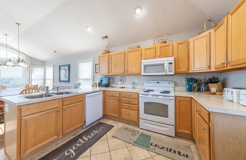 Whalehead Beach House | C7000 Carolina Sunrise. Oceanside, Pool, Hot Tub, 6 BR/5.5 BATH, Volleyball!