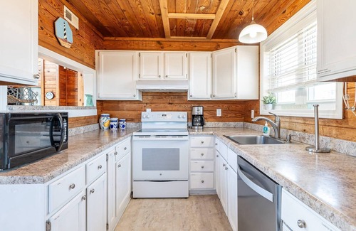 Carova Beach House | C9083 Cavallo Dunes. Oceanfront, 3 Bedrooms, Hot Tub, Pets OK, 4x4 Area