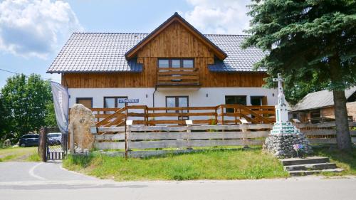 Ogrodzieniec House | Całorocznik Skała & Apartamenty
