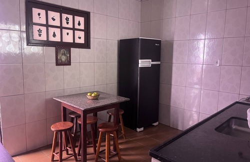 Praia Grande House | Casa Rosa, Perto do Pontal do Atalaia e da Praia das Escadarias. Aceita Pets