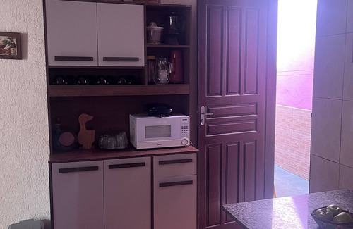 Praia Grande House | Casa Rosa, Perto do Pontal do Atalaia e da Praia das Escadarias. Aceita Pets