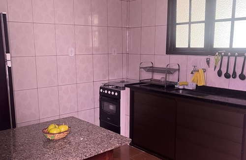 Praia Grande House | Casa Rosa, Perto do Pontal do Atalaia e da Praia das Escadarias. Aceita Pets