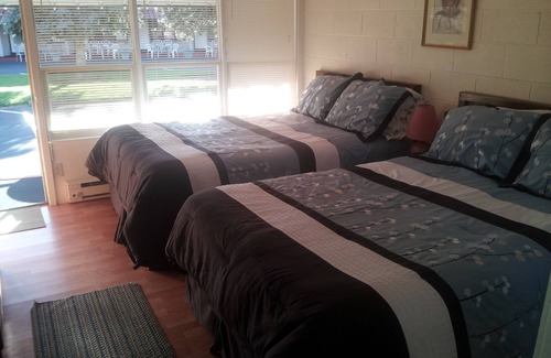 Ivy Lea Hotel | Capricorn Motel Royale Thousand Islands