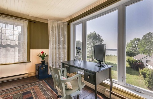 Deschaillons-sur-St-Laurent House | Le Havre du Navigateur overlooking the river in Deschaillons