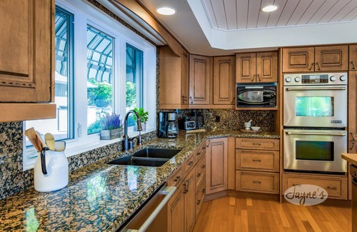 Bobcaygeon Cottage | Expansive luxury cottage on Pigeon Lake! 2 Bunkies, Watertoys and Firepits!