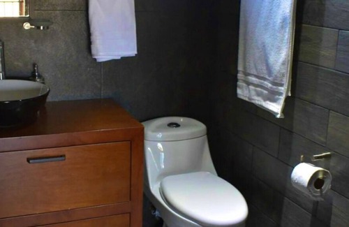 Valle de Guadalupe Cabin | Cabaña Para Grupos ! Ubicada en el Centro de Valle de Gpe