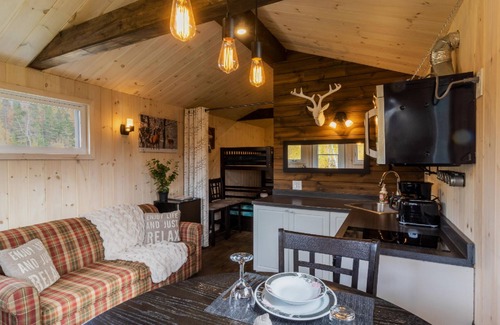 Notre-Dame-Auxiliatrice-de-Buckland Ski Chalet | Beausite Tourisme-Lac, river spa, micro farm, estate trail, view of the mountain