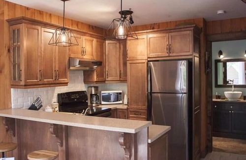 Notre-Dame-Auxiliatrice-de-Buckland Ski Chalet | Spa, Pool table, Mountain | Chalet Avalanche