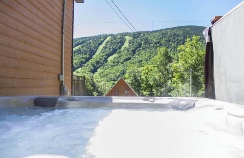 Notre-Dame-Auxiliatrice-de-Buckland Ski Chalet | Spa, Pool table, Mountain | Chalet Avalanche