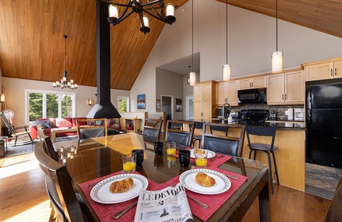 Petite-Riviere-Saint-Francois Ski Chalet | Cardinal du Massif 17 - Riverfront Chalet & Spa