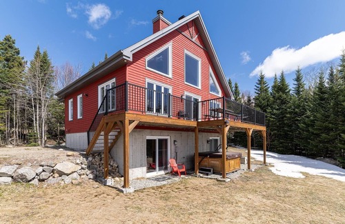 Petite-Riviere-Saint-Francois Ski Chalet | Cardinal du Massif 17 - Riverfront Chalet & Spa
